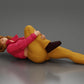 Diorama modélisme photo produit 0 : Femme allongée avec mini-veste tenant un genou blessé - Miniature diorama (Ref Nr. A87)