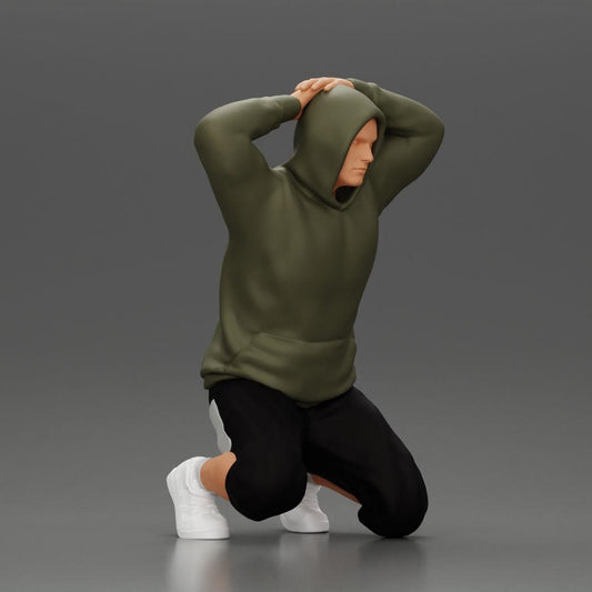 Diorama modélisme photo produit 0 : Homme à genoux avec sweat à capuche, mains derrière la tête - Miniature diorama (Ref Nr. A70)