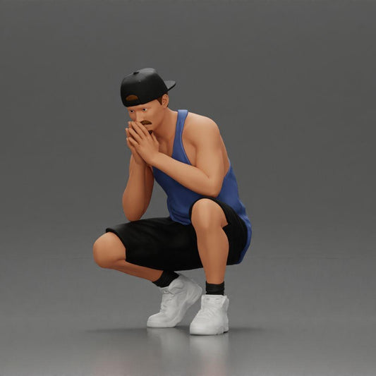 Diorama modélisme photo produit 0 : Miniature diorama : Homme pensif accroupi avec une casquette, un short et des baskets (Ref Nr. A77)
