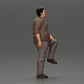 Diorama modélisme photo produit 1 : figurine miniature : homme asiatique corpulent, regardant en haut, en chemise, pied sur une marche (Ref Nr. A101)