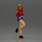Diorama modélisme photo produit 1 : Miniature féminine avec cheveux courts, veste et shorts, adossée à une voiture (Ref Nr. A67)