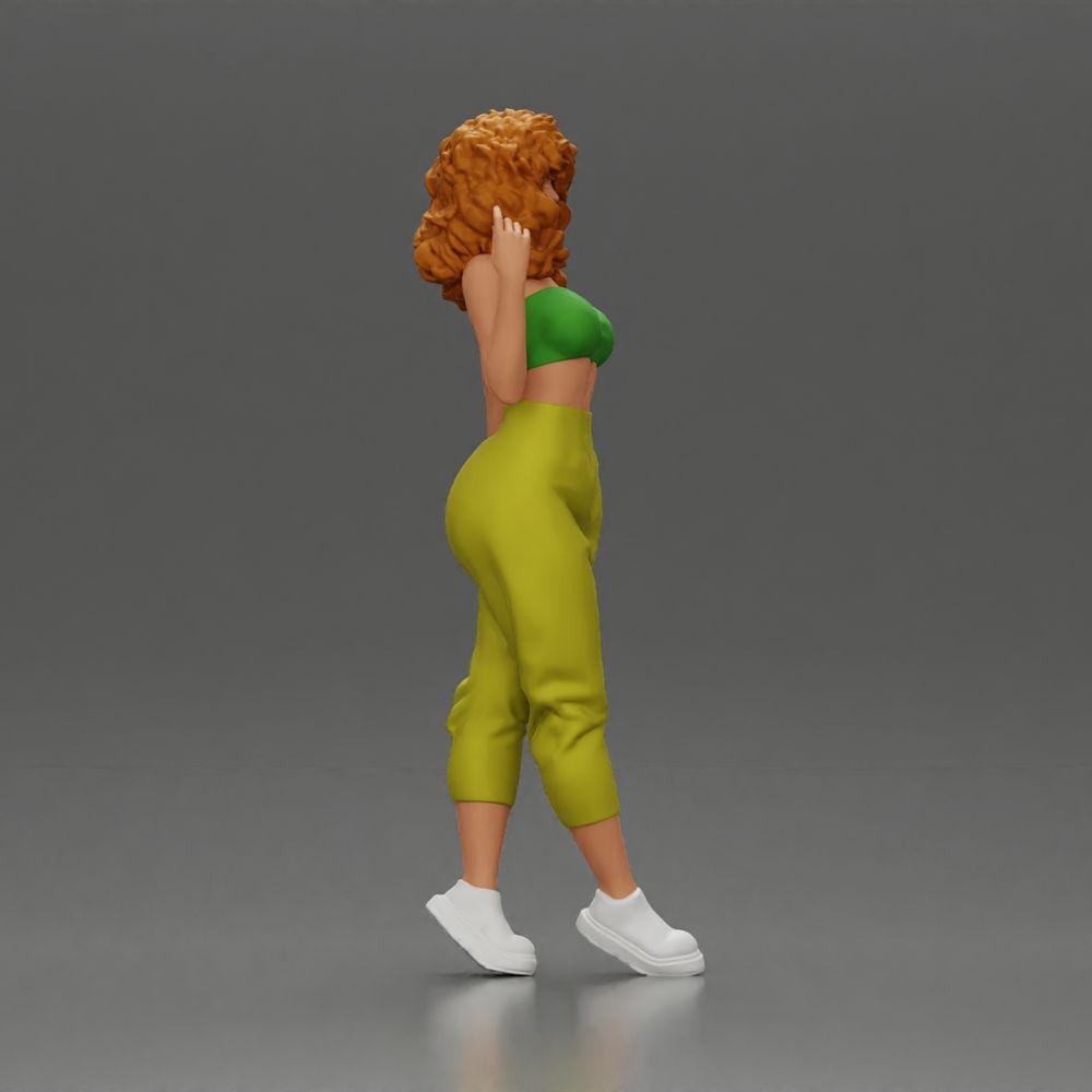 Diorama modélisme photo de produit 1 : Figurine miniature : Femme debout avec des cheveux bouclés en tenue verte, en pose (Ref Nr. A130)