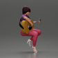 Diorama modélisme photo de produit 1 : Miniature : Femme aux cheveux courts jouant de la guitare acoustique, collier, sandales à lanières (Ref Nr. A128)