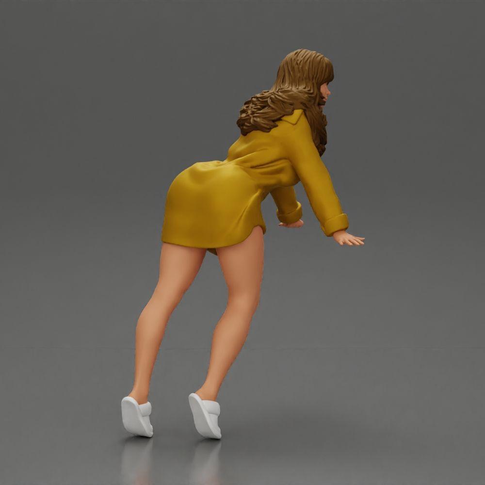 Diorama Modélisme Photo de produit 1 : Miniature de diorama : Femme en chemise longue, pose dynamique en avant sur la pointe des pieds (Ref Nr. A121)