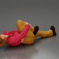 Diorama modélisme photo produit 1 : Femme allongée avec mini-veste tenant un genou blessé - Miniature diorama (Ref Nr. A87)
