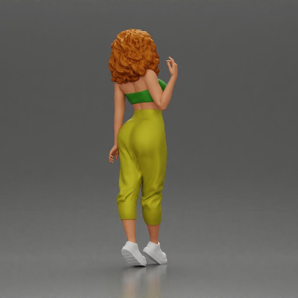 Diorama modélisme photo produit 2 : Figurine miniature : Femme debout avec des cheveux bouclés en tenue verte, en pose (Ref Nr. A130)