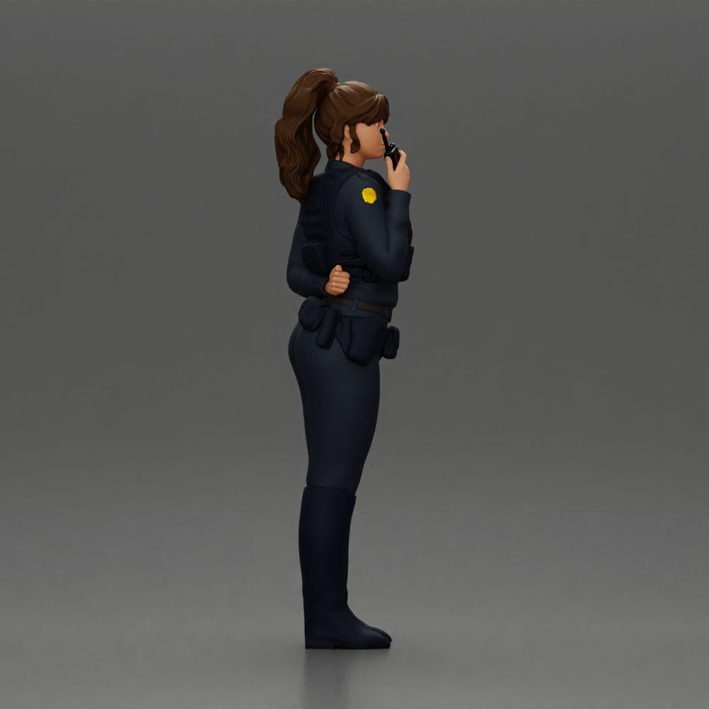 Diorama modélisme photo de produit 2 : Figurine de diorama : policière debout, main dans le dos, parlant dans le talkie-walkie (Ref Nr. A64)