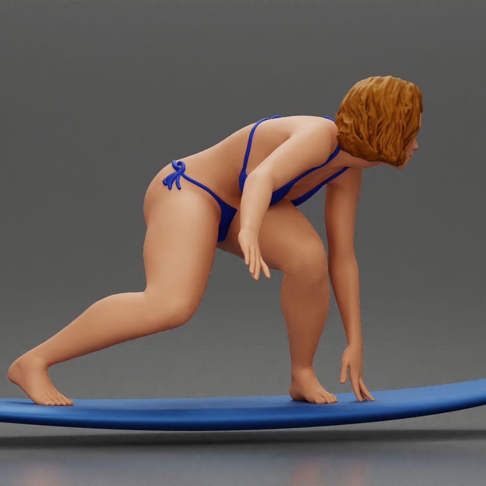 Diorama modélisme photo produit 2 : Miniature diorama : Surfeuse à genoux en bikini sur planche de surf, seule (Ref Nr. A119)