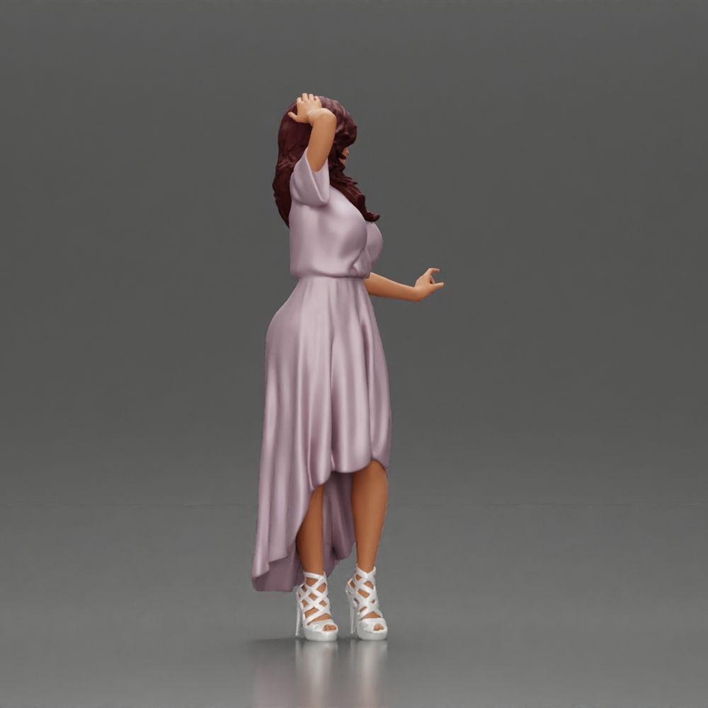 Diorama modélisme photo produit 2 : Figurine miniature : Femme en longue robe de mariée avec des talons hauts, posant élégamment (Ref Nr. A109)