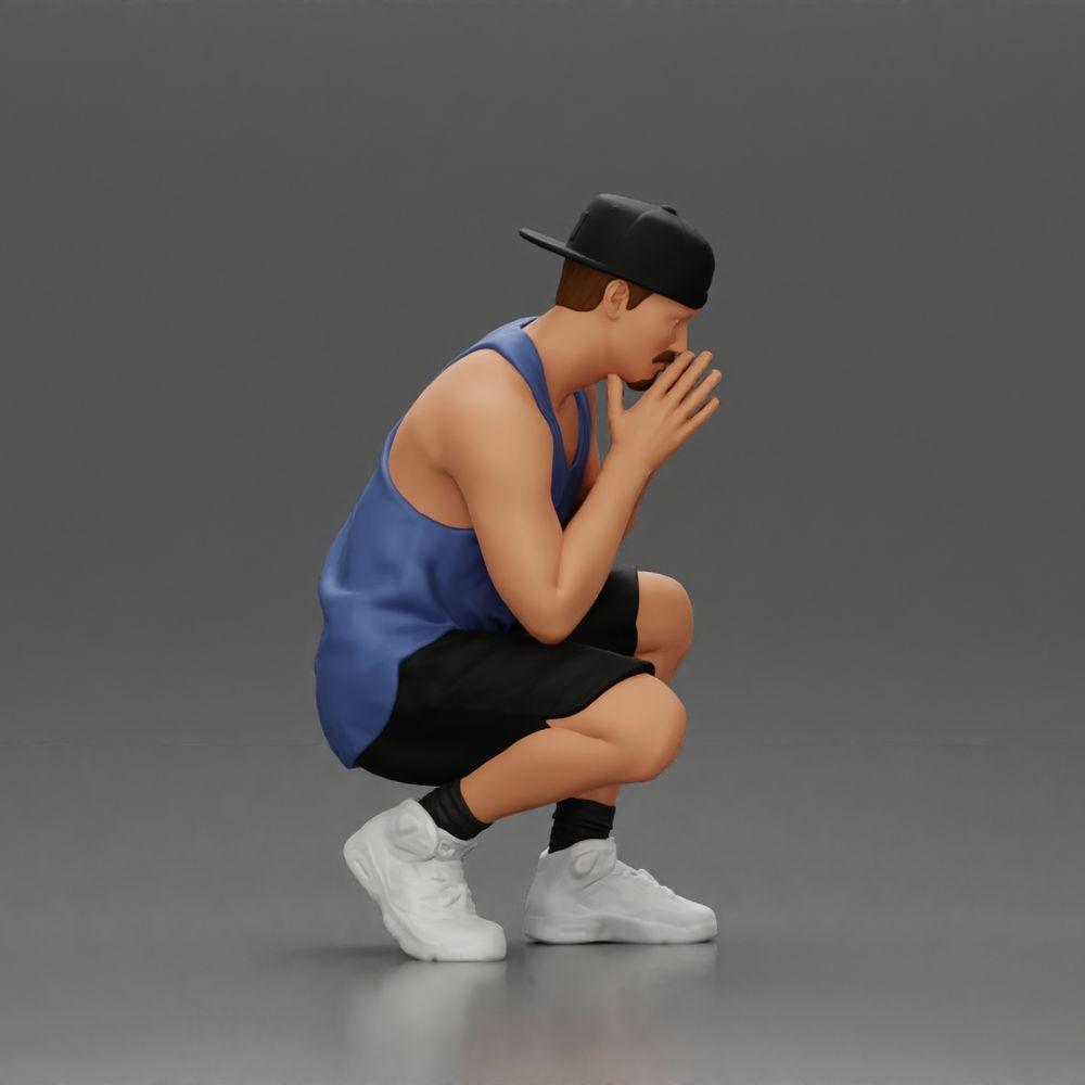 Diorama Modélisme Photo Produit 2 : Miniature Diorama : Homme pensif accroupi avec casquette, shorts et baskets (Ref Nr. A77)