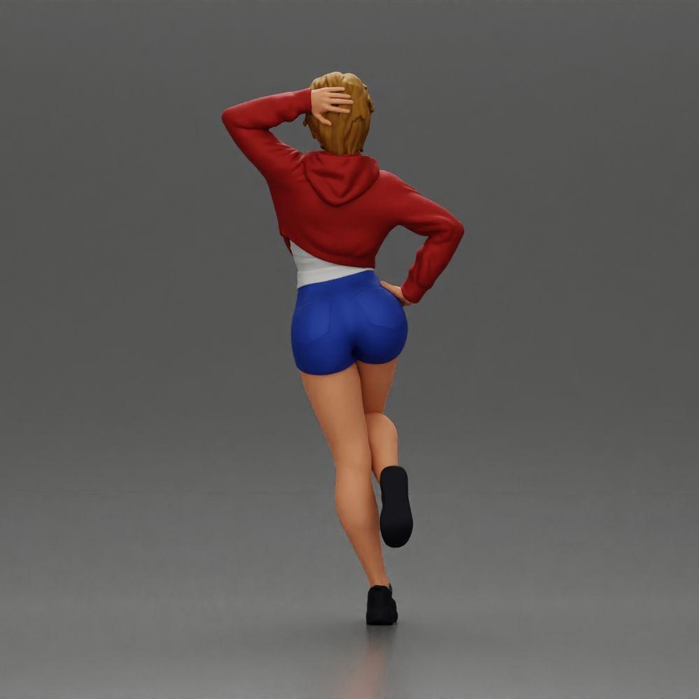 Diorama modélisme photo produit 3 : Miniature féminine avec cheveux courts, veste et shorts, appuyée contre une voiture (Réf n° A67)