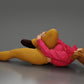 Diorama modélisme photo produit 3 : Femme allongée avec veste mini tient un genou blessé - Miniature diorama (Ref Nr. A87)