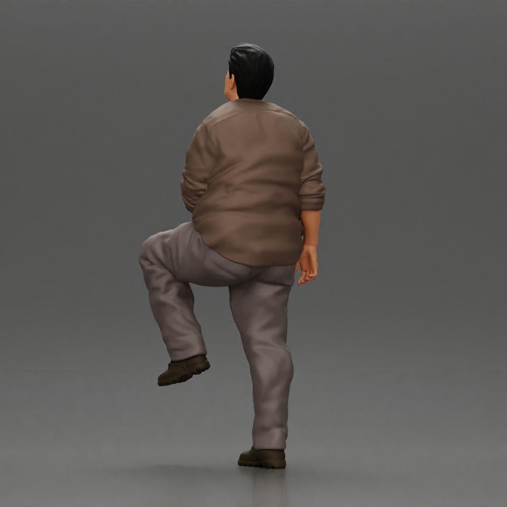 Diorama modélisme photo produit 3 : figurine miniature : homme asiatique corpulent, regardant vers le haut, en chemise, pied sur une marche (Ref Nr. A101)