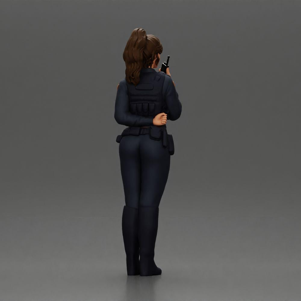 Diorama modélisme photo produit 3 : Figurine de diorama : policière debout, main dans le dos, parle dans le talkie-walkie (Ref Nr. A64)