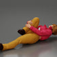 Diorama modélisme photo de produit 4 : Femme allongée avec mini-veste tenant un genou blessé - Miniature diorama (Ref Nr. A87)