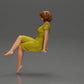Diorama modélisme photo produit 4 : Figurine de diorama : Femme assise en robe, pieds nus, cheveux courts dans le vent (Ref Nr. A95)