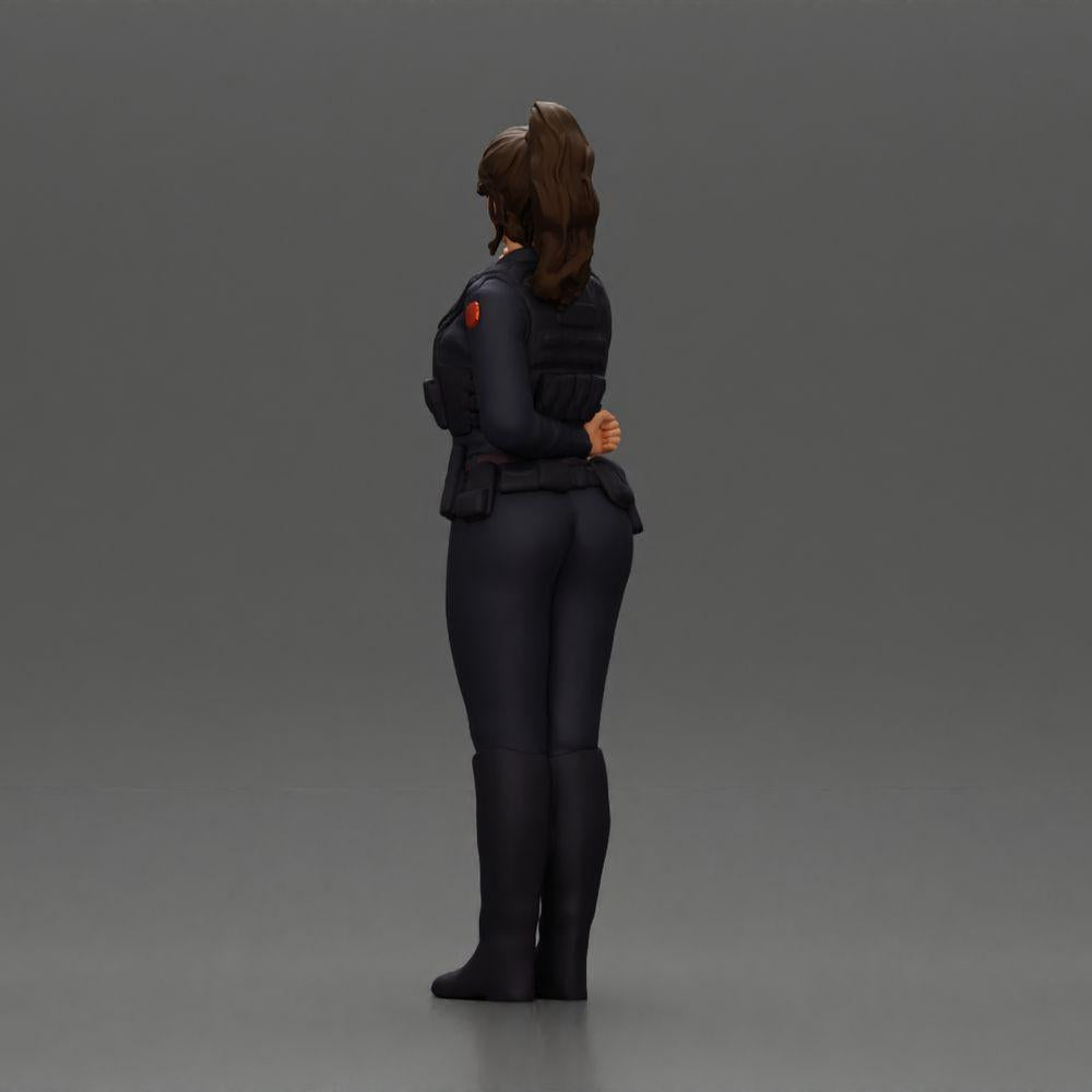 Diorama modélisme photo produit 4 : Figurine diorama : policière debout, main dans le dos, parle dans le talkie-walkie (Ref Nr. A64)