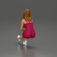Diorama modélisme photo produit 4 : Figurine diorama : Miniature diorama femme assise en robe rose, main sur la joue, chaussures à plateforme (Ref Nr. A131)