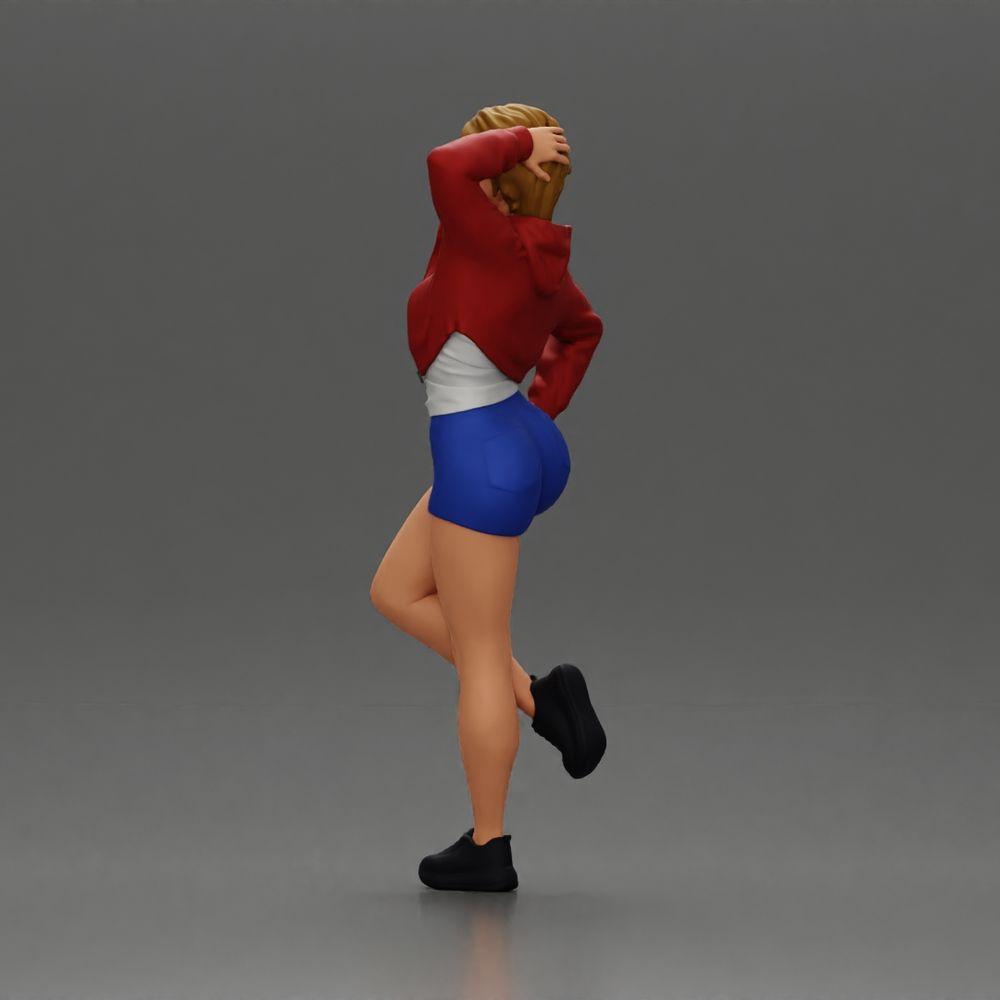 Diorama modélisme photo de produit 4 : Miniature féminine avec cheveux courts, veste et shorts, appuyée contre une voiture (Réf n° A67)