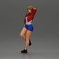 Diorama modélisme photo produit 5 : Miniature féminine avec cheveux courts, veste et shorts, adossée à une voiture (Ref Nr. A67)