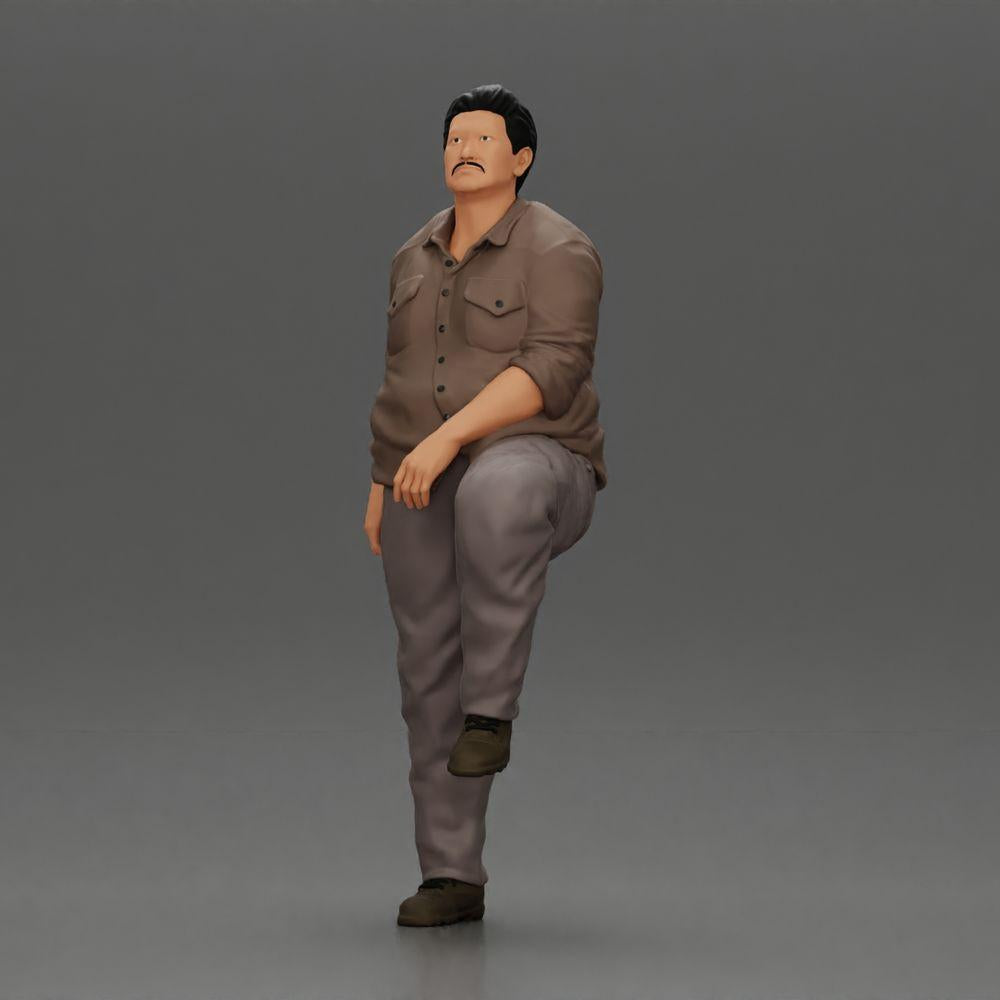 Diorama modélisme photo produit 5 : Figurine : homme asiatique corpulent, regardant en haut, en chemise, pied sur une marche (Ref Nr. A101)