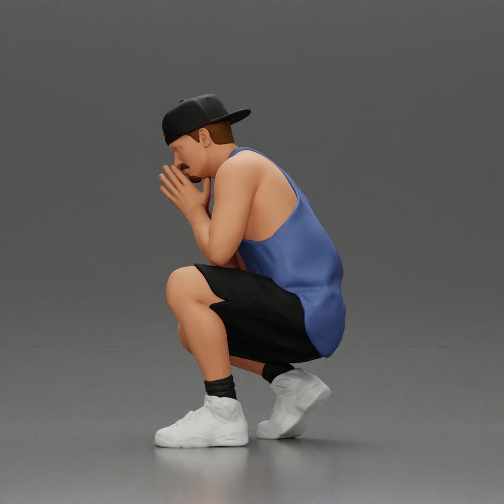 Diorama modélisme photo produit 5 : Miniature diorama : Homme pensif accroupi avec une casquette, un short et des baskets (Ref Nr. A77)