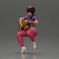 Diorama modélisme photo de produit 5 : Miniature : Femme à cheveux courts jouant de la guitare acoustique avec collier, sandales à lanières (Ref Nr. A128)