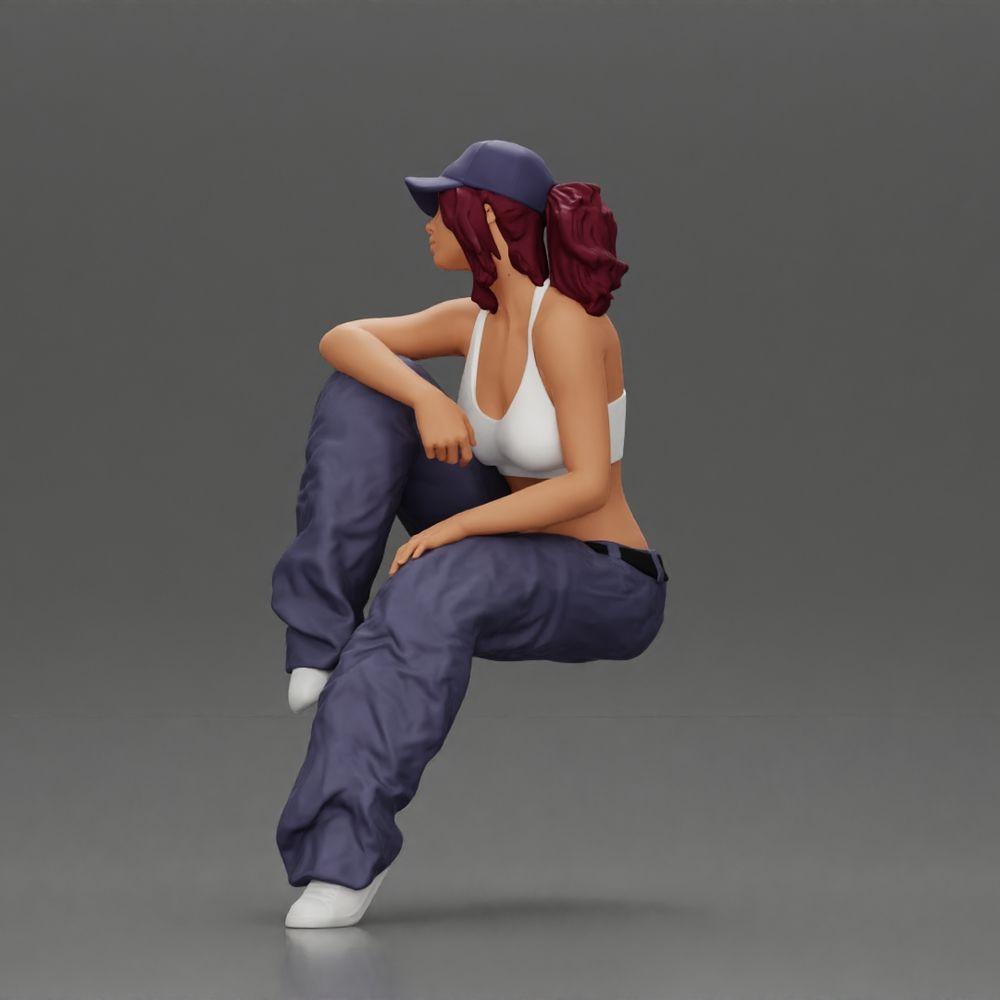 Diorama modélisme photo produit 5 : figurine miniature : femme lowrider assise avec casquette, bras sur le genou, débardeur et baskets (Ref Nr. A138)