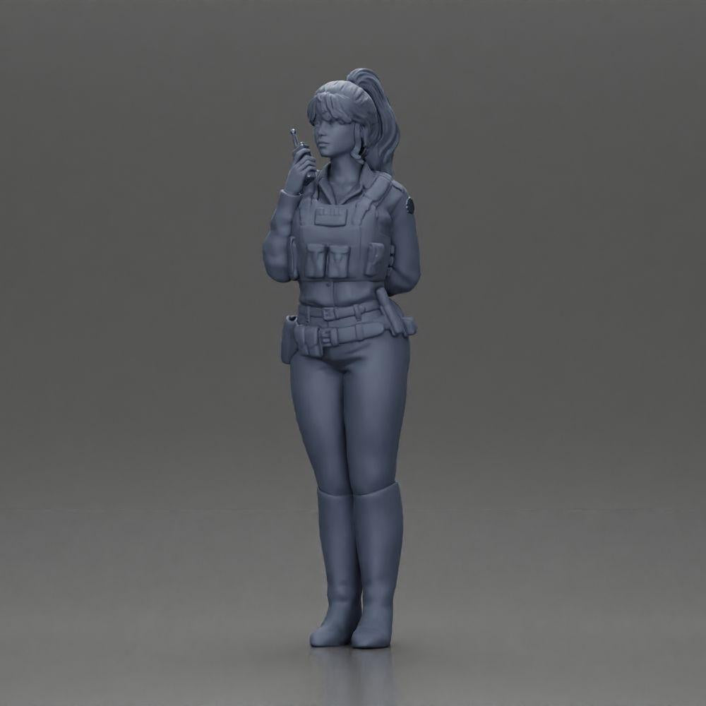 Diorama modélisme photo produit 6 : Figurine diorama : policière debout, main dans le dos, parle dans le talkie-walkie (Ref Nr. A64)