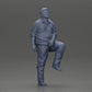 Diorama modélisme photo de produit 6 : figurine miniature : homme asiatique corpulent, regardant vers le haut, en chemise, pied sur une marche (Ref Nr. A101)