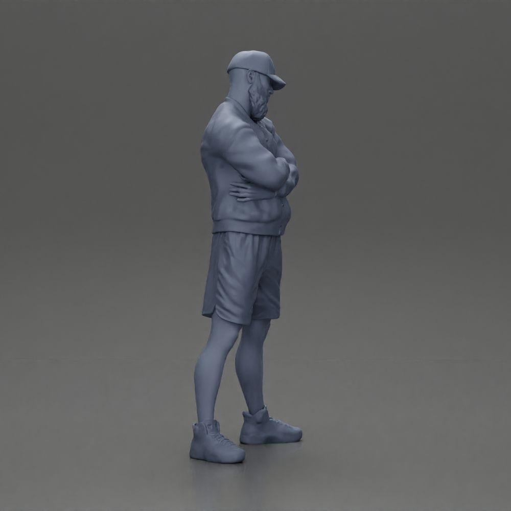 Diorama modélisme photo produit 7 : Figurine : homme les bras croisés, casquette, veste, shorts, chaussures de sport (Ref Nr. A125)
