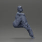 Diorama modélisme photo produit 7 : figurine miniature : femme lowrider assise avec casquette, bras sur le genou, débardeur et baskets (Ref Nr. A138)