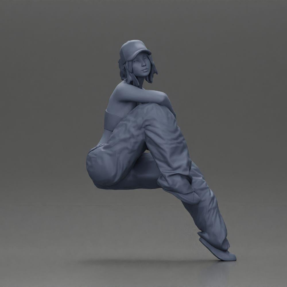 Diorama modélisme photo produit 7 : figurine miniature : femme lowrider assise avec casquette, bras sur le genou, débardeur et baskets (Ref Nr. A138)