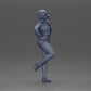 Diorama modélisme photo produit 7 : Miniature féminine avec cheveux courts, veste et shorts, adossée à une voiture (Ref Nr. A67)