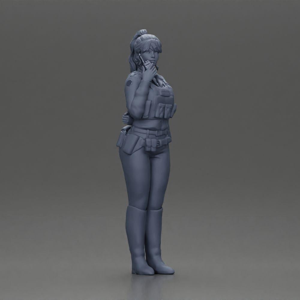 Diorama modélisme photo produit 7 : Figurine de diorama : policière debout, main dans le dos, parlant dans le talkie-walkie (Ref Nr. A64)