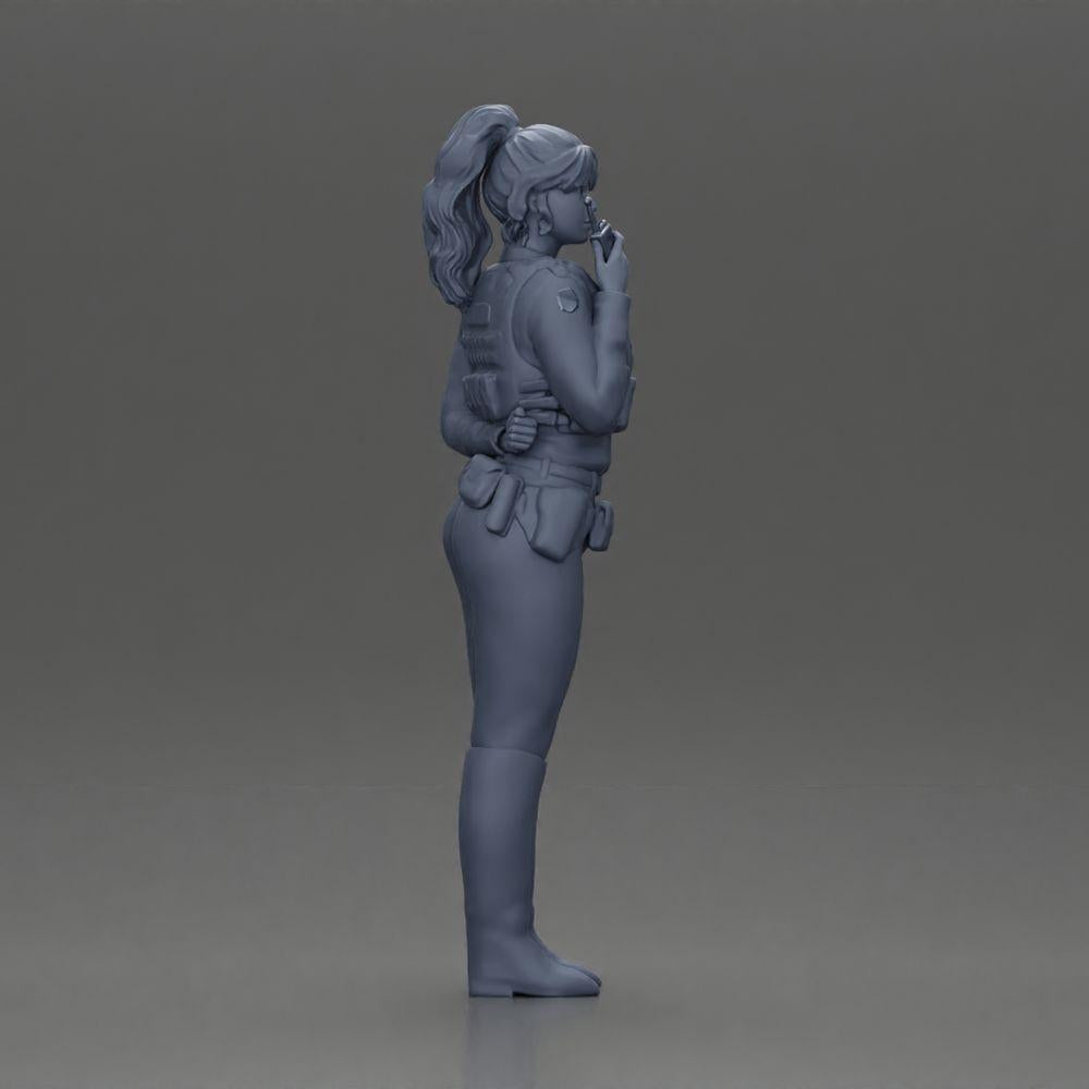 Diorama modélisme photo produit 8 : Figurine diorama : policière debout, main dans le dos, parle dans le talkie-walkie (Ref Nr. A64)