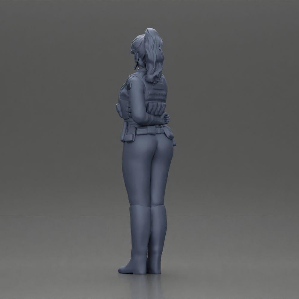 Diorama modélisme photo produit 10 : Figurine diorama : policière debout, main dans le dos, parle dans le talkie-walkie (Ref Nr. A64)