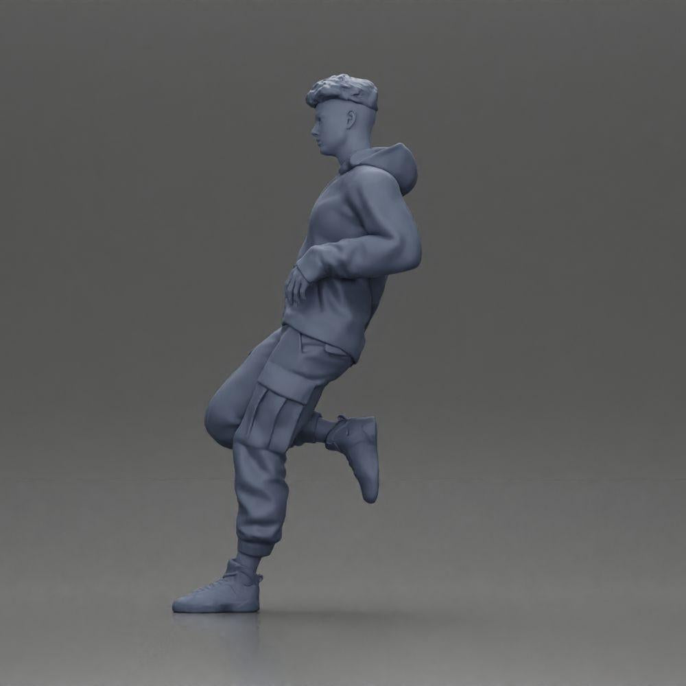 Diorama modélisme photo produit 10 : Figurine miniature : Homme en sweat à capuche et pantalon cargo, pose décontractée.