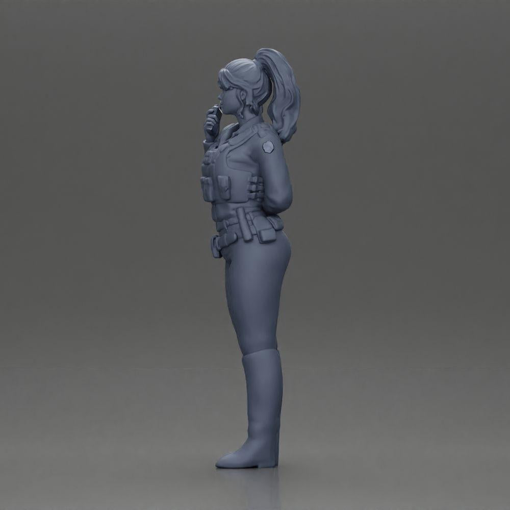 Diorama Modélisme Photo de produit 11 : Figurine de diorama : policière debout, main dans le dos, parle dans le talkie-walkie (Ref Nr. A64)