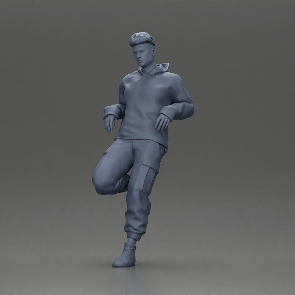 Diorama modélisme photo produit 11 : Figurine : Homme en sweat à capuche et pantalon cargo, pose décontractée.