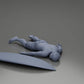 Diorama Modélisme Photo de produit 11 : Miniature diorama : Personne allongée sur le ventre à côté d'une planche de surf avec ailerons (Ref Nr. A66)