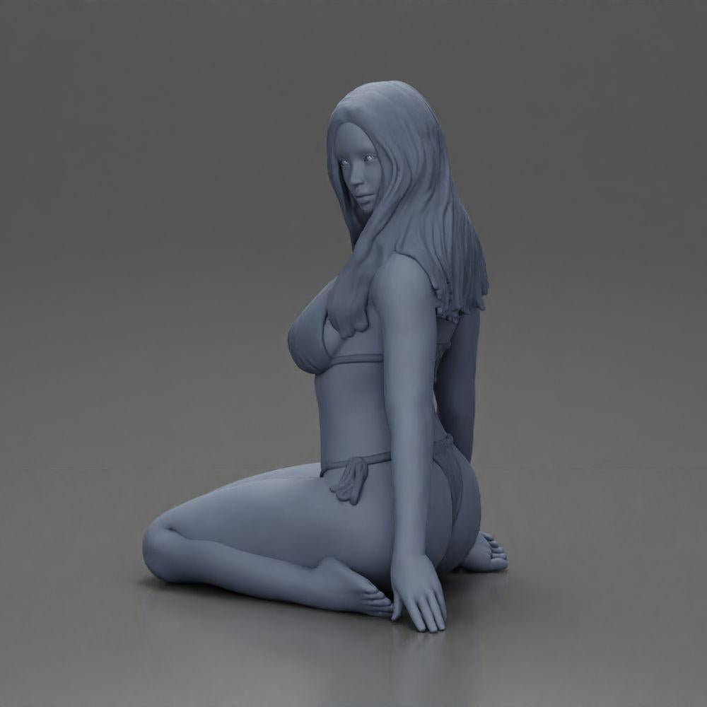 Diorama modélisme photo produit 11 : Figurine miniature femme à genoux en bikini, assise sur une base plate - Diorama de plage (Ref Nr. A83)