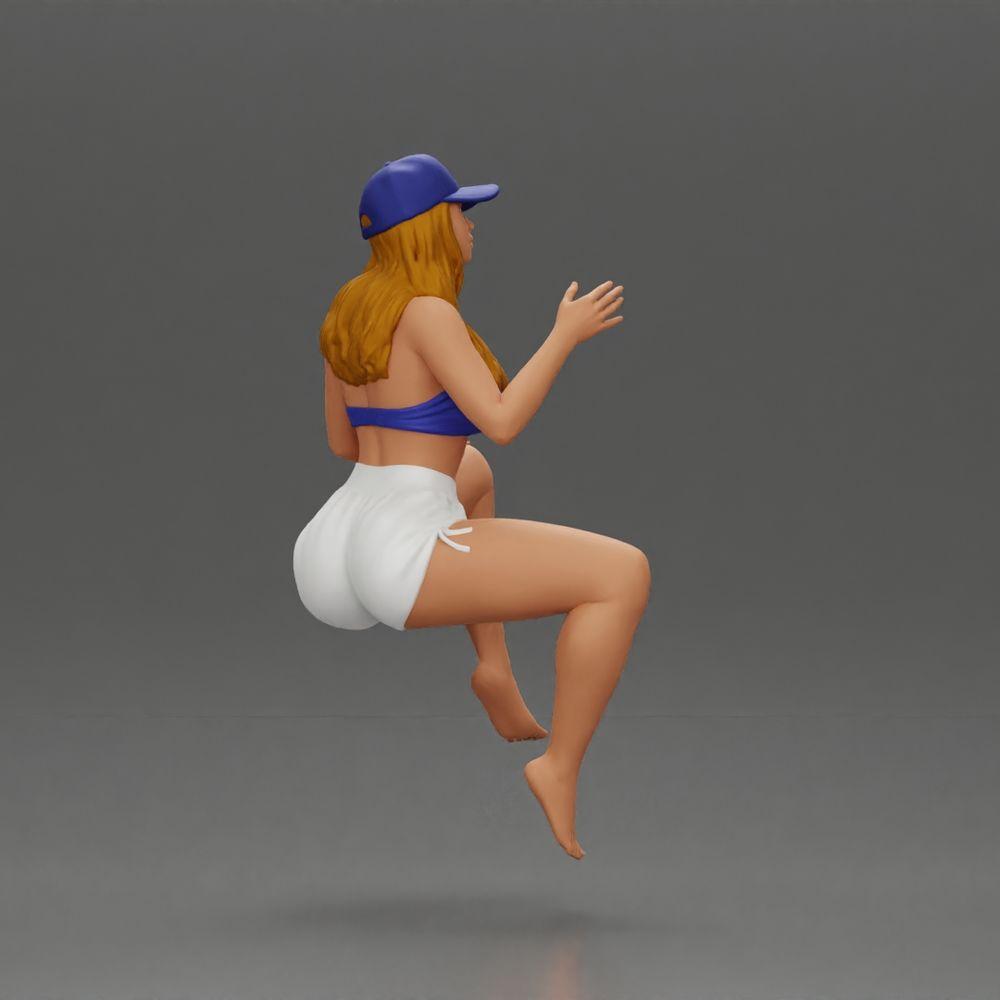 Diorama modélisme photo produit 1 : Figurine diorama : Miniature féminine assise, haut bleu et shorts, casquette, pieds nus - pose détendue (Ref Nr. A133)