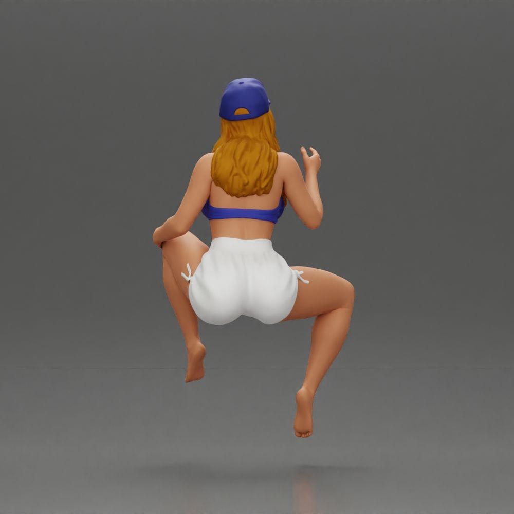 Diorama modélisme photo produit 2 : Figurine diorama : Miniature féminine assise, haut bleu et shorts, casquette, pieds nus - pose détendue (Ref Nr. A133)