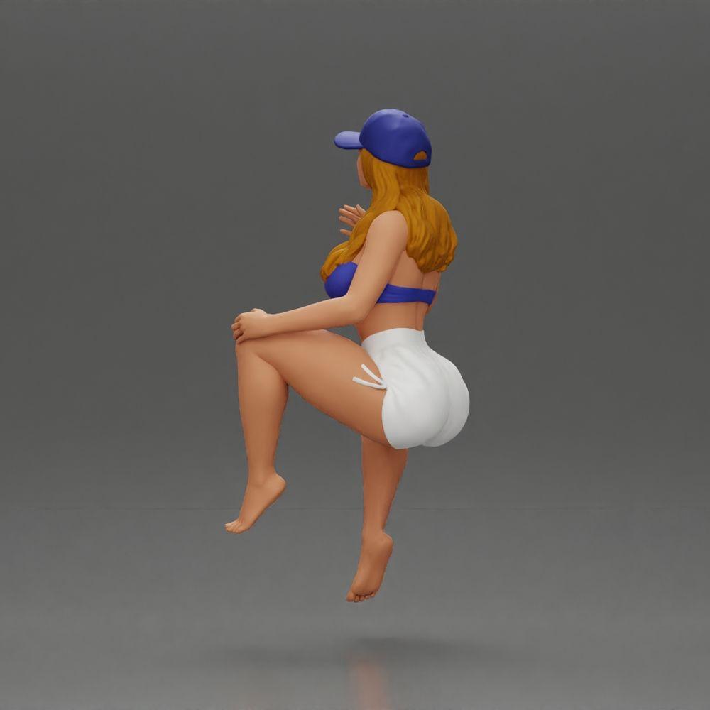 Diorama modélisme photo produit 3 : Figurine diorama : Miniature féminine assise, haut bleu et shorts, casquette, pieds nus - pose détendue (Ref Nr. A133)