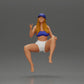 Diorama Modélisme Photo de produit 5 : Figurine de diorama : Miniature féminine assise, haut bleu et shorts, casquette, pieds nus - pose détendue (Ref Nr. A133)