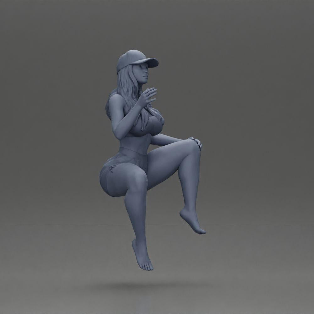 Diorama modélisme photo produit 6 : Figurine diorama : Miniature féminine assise, haut bleu et shorts, casquette, pieds nus - pose détendue (Ref Nr. A133)