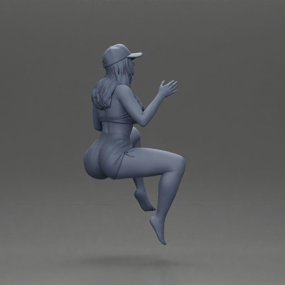 Diorama modélisme photo de produit 7 : Figurine diorama : Miniature féminine assise, haut bleu et shorts, casquette, pieds nus - pose détendue (Ref Nr. A133)