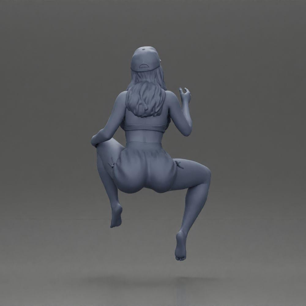 Diorama Modélisme Photo Produit 8 : Figurine Diorama : Miniature féminine assise, haut bleu & shorts, casquette, pieds nus - pose détendue (Ref Nr. A133)