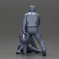 Diorama modélisme photo produit 16 : Miniature diorama : Homme aide une motarde tombée, tient un casque de moto (Ref Nr. A91)